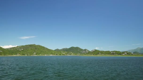 크 르노 예비 차 강 과 스카 다르 호수에서 바라본 배 — 비디오