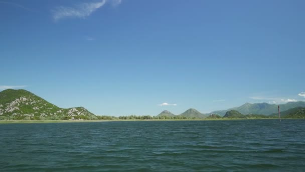 Ποταμός Crnojevicha και θέα στη λίμνη Skadar από το σκάφος — Αρχείο Βίντεο