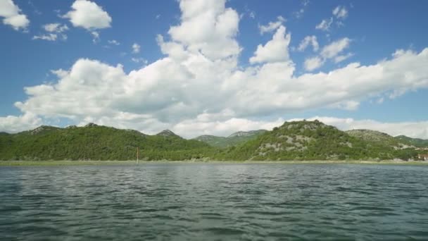 Crnojevicha folyó és a Skadar-tó kilátás a hajóról — Stock videók