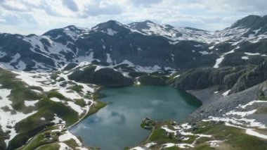 Karadağ 'daki Kapetanovo Gölü, sallanma zamanı