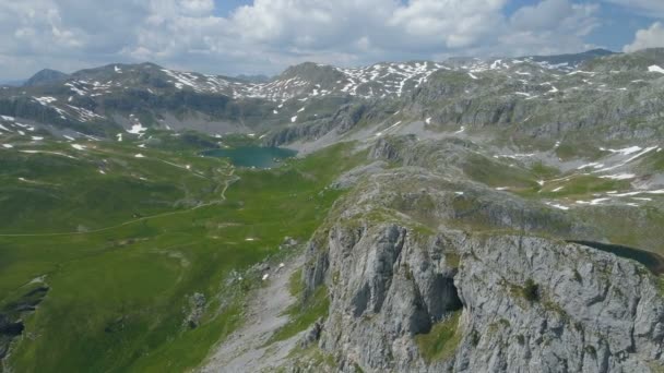 Lagos Kapetanovo y Manito en Montenegro en primavera, vista aérea — Vídeos de Stock