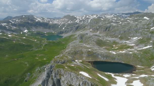 Lagos Kapetanovo y Manito en Montenegro en primavera, vista aérea — Vídeos de Stock