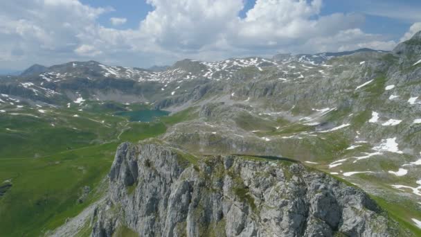 Lagos Kapetanovo y Manito en Montenegro en primavera, vista aérea — Vídeos de Stock