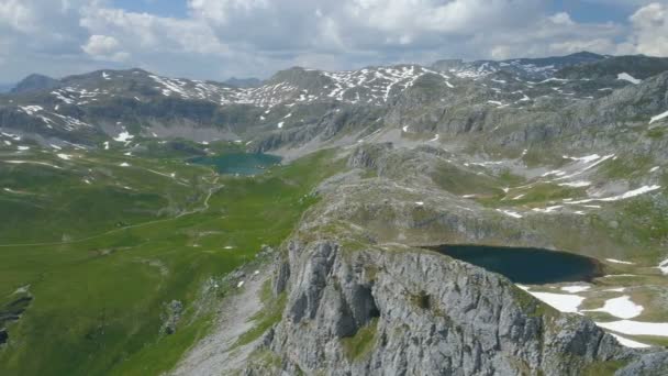 Lagos Kapetanovo y Manito en Montenegro en primavera, vista aérea — Vídeos de Stock