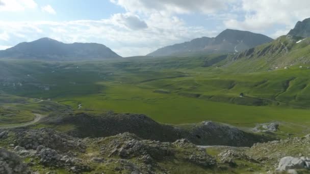 Prado verde em Lukavica Plateau na primavera, Montenegro — Vídeo de Stock