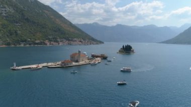 Karadağ 'ın Boka Körfezi ve eski kenti Perast' in hava manzarası