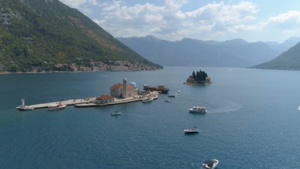 Luftaufnahme der Bucht von Boka und der Altstadt von Perast in Montenegro — Stockvideo