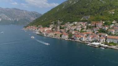 Karadağ 'ın Boka Körfezi ve eski kenti Perast' in hava manzarası