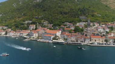 Karadağ 'ın Boka Körfezi ve eski kenti Perast' in hava manzarası