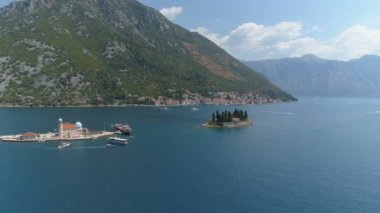 Karadağ 'ın Boka Körfezi ve eski kenti Perast' in hava manzarası