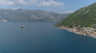 Karadağ 'ın Boka Körfezi ve eski kenti Perast' in hava manzarası