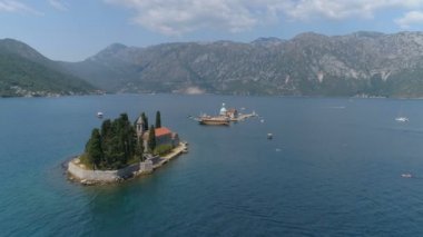 Karadağ 'ın Boka Körfezi ve eski kenti Perast' in hava manzarası