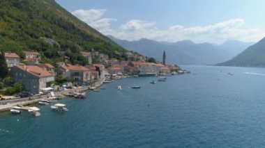 Karadağ 'ın Boka Körfezi ve eski kenti Perast' in hava manzarası