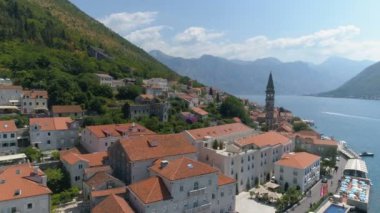 Karadağ 'ın Boka Körfezi ve eski kenti Perast' in hava manzarası