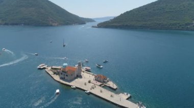 Karadağ 'ın Boka Körfezi ve eski kenti Perast' in hava manzarası