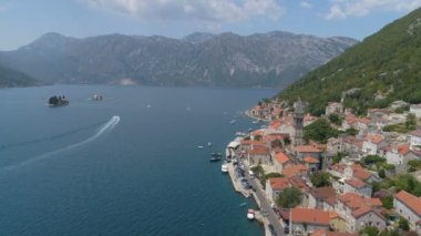 Karadağ 'ın Boka Körfezi ve eski kenti Perast' in hava manzarası