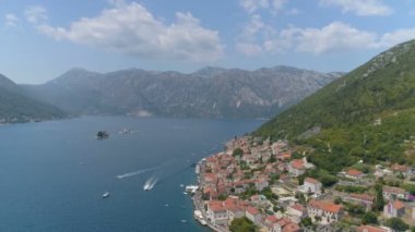 Karadağ 'ın Boka Körfezi ve eski kenti Perast' in hava manzarası