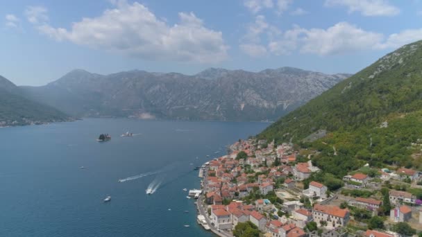 Вид с воздуха на залив Бока и старый город Пераст в Черногории — стоковое видео