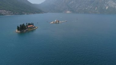 Karadağ 'ın Boka Körfezi ve eski kenti Perast' in hava manzarası