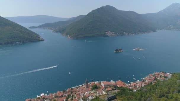 몬테네그로의 보카 만 과 옛 마을 Perast 의 공중 사진 — 비디오