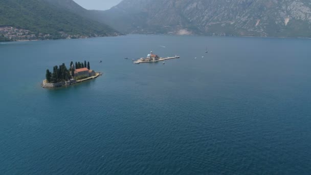 Luftaufnahme der Bucht von Boka und der Altstadt von Perast in Montenegro — Stockvideo
