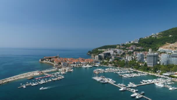 Luchtfoto van het oude Budva in Montenegro. — Stockvideo