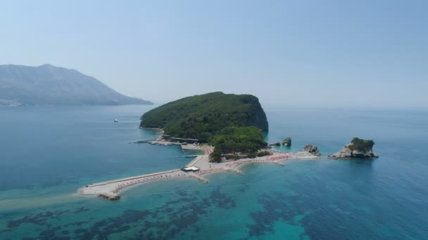 Vista aérea de la isla de San Nicolás en Montenegro. — Vídeo de stock