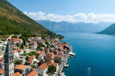 Karadağ 'ın Kotor Körfezi' ndeki Old Perast 'in hava manzarası