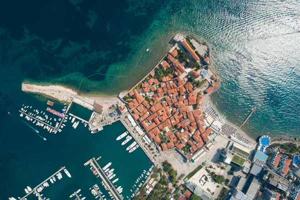 Vedere aeriană a vechiului Budva din Muntenegru . Imagine de stoc