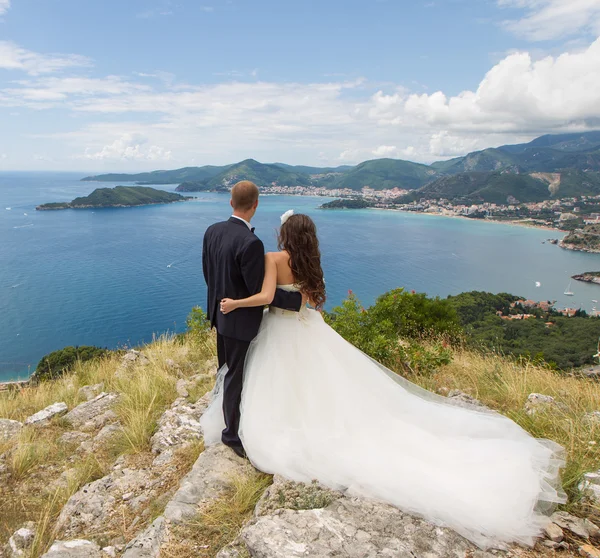 Lui e lei si sono appena sposati — Foto Stock