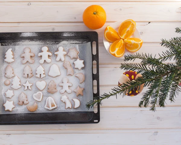 Galletas de jengibre con atributos navideños —  Fotos de Stock