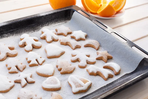 Galletas de jengibre con atributos navideños — Foto de Stock