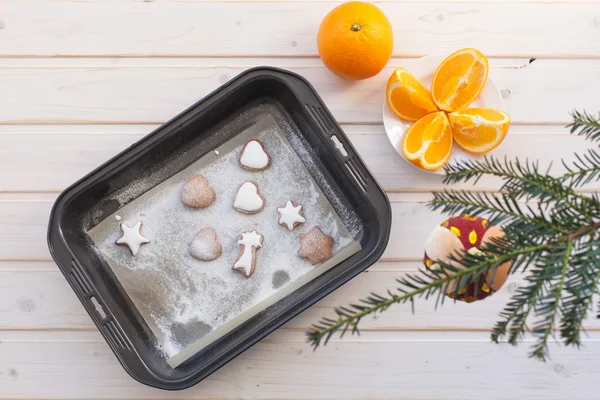 Galletas de jengibre con atributos navideños —  Fotos de Stock