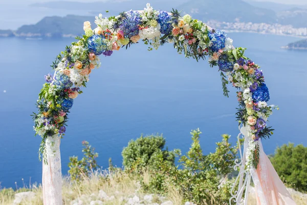 Arc de mariage avec fleurs — Photo