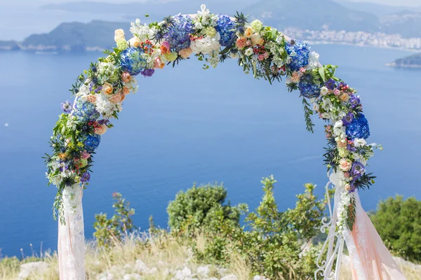 Arco de casamento com flores — Fotografia de Stock