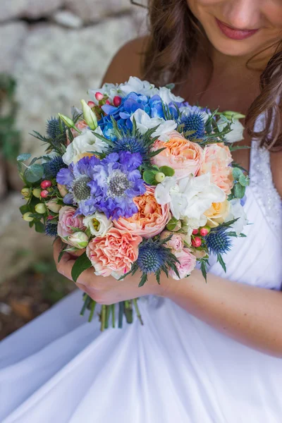 Ramo de boda en las manos — Foto de Stock