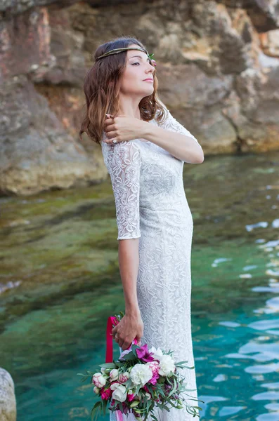 Sposa vicino all'acqua, stile boho — Foto Stock