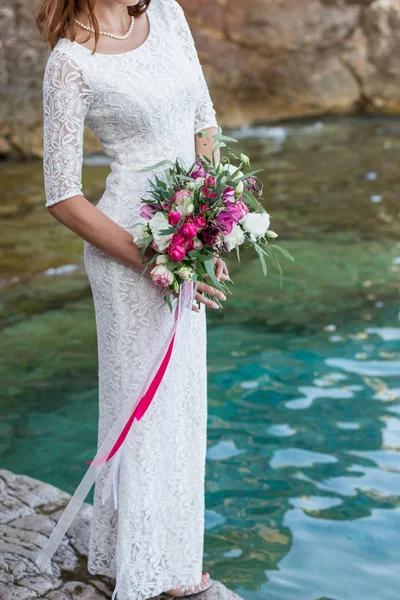 Ragazza vicino all'acqua — Foto Stock