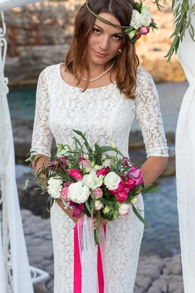 Menina perto do arco de casamento — Fotografia de Stock