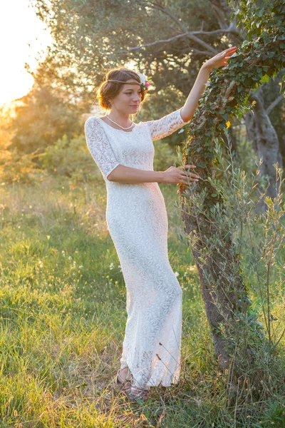 Girl near a tree at sunset — Stock Photo, Image