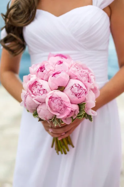 Bruiloft boeket van roze pioenrozen — Stockfoto