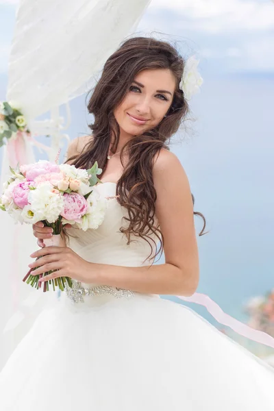 Noiva jovem em um arco de casamento — Fotografia de Stock