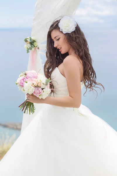 Молодая невеста в свадебной арке — стоковое фото