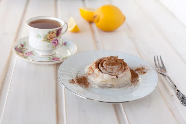 Rolo de canela e chá — Fotografia de Stock