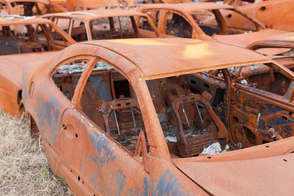 Hřbitov spálené rezavá auta — Stock fotografie