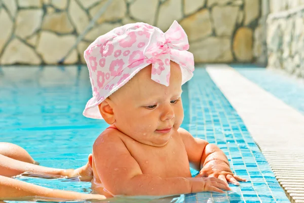 Petite fille dans la piscine — Photo