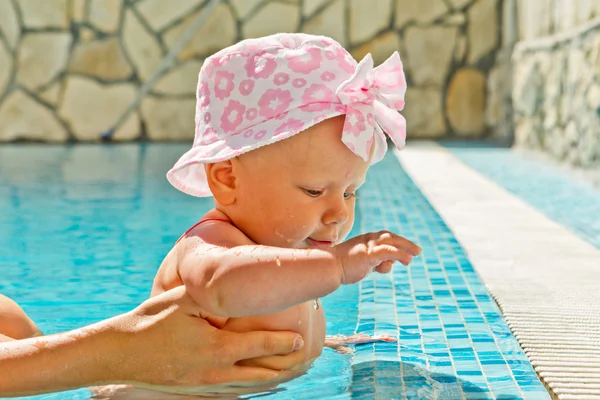 Маленькая девочка в бассейне — стоковое фото