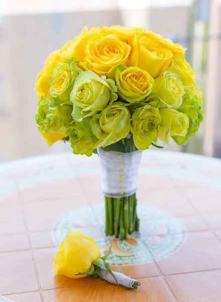 Bouquet de mariée et boutonnière sur la table — Photo