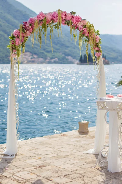 Bröllop arch med blommor — Stockfoto