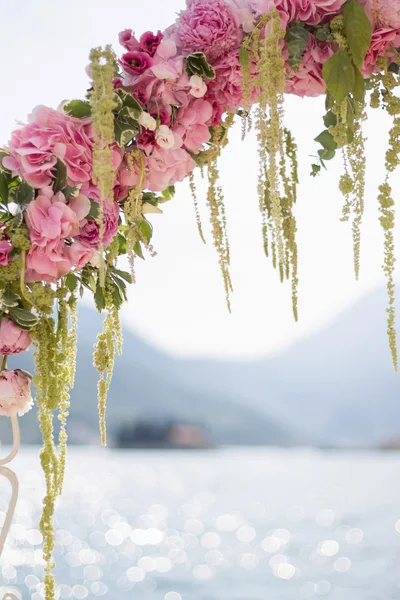 Fragmento de arco de boda rosa — Foto de Stock